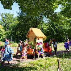 Parade group with a thatched-hut float, Bigi Spikri Amsterdam