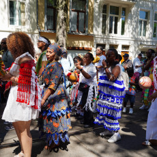 Dancers in blue and white koto costumes at the Bigi Spikri parade, Amsterdam