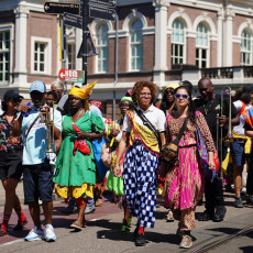 Bigi Spikri parade Amsterdam, with musicians and dancers