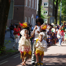Girls in white and yellow crochet koto dresses at Bigi Spikri, Amsterdam