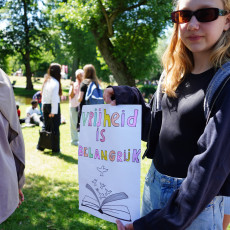 Girl holding a 'vrijheid is belangrijk' sign at the Keti Koti commemoration, Amsterdam