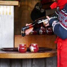 The preparation of glühwein with amaretto