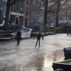 Skating on frozen canals in Amsterdam 17