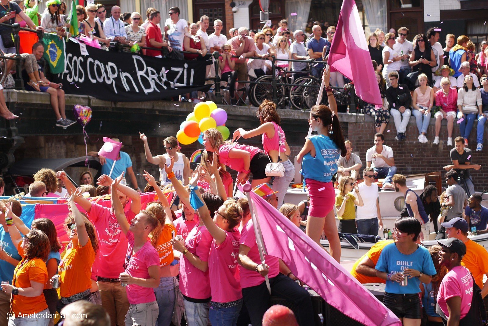 Eerste Utrecht Canal Pride trekt duizenden bezoekers | NOS