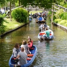 Giethoorn - the tourists 12