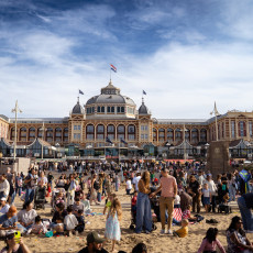 Crowds on the beach in front of the Kurhaus during the kite festival