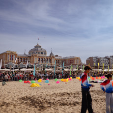 Kite flyers on the beach in front of the Kurhaus