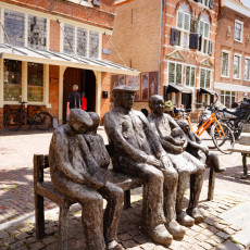 Bronze statues on a bench in Oudewater