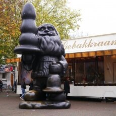 The (in)famous statue of Santa Claus