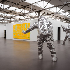 Mirror-polished figures in the main hall at De Pont