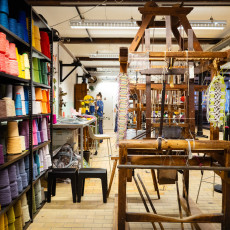 The yarn store and old looms in the TextielMuseum workshop
