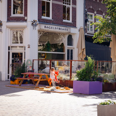 A child playing on a Tilburg corner