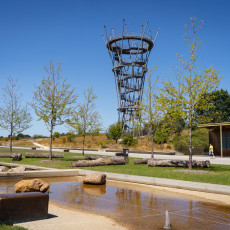 The lookout tower and water playground in the Spoorpark