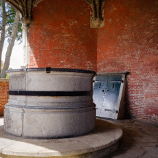 Round stone well basin of the Veere cistern
