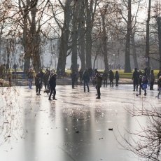 Frozen lakes Vondelpark 01