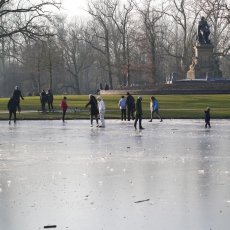 Frozen lakes Vondelpark 03