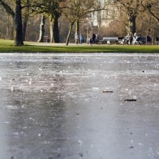 Frozen lakes Vondelpark 04