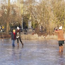 Frozen lakes Vondelpark 05