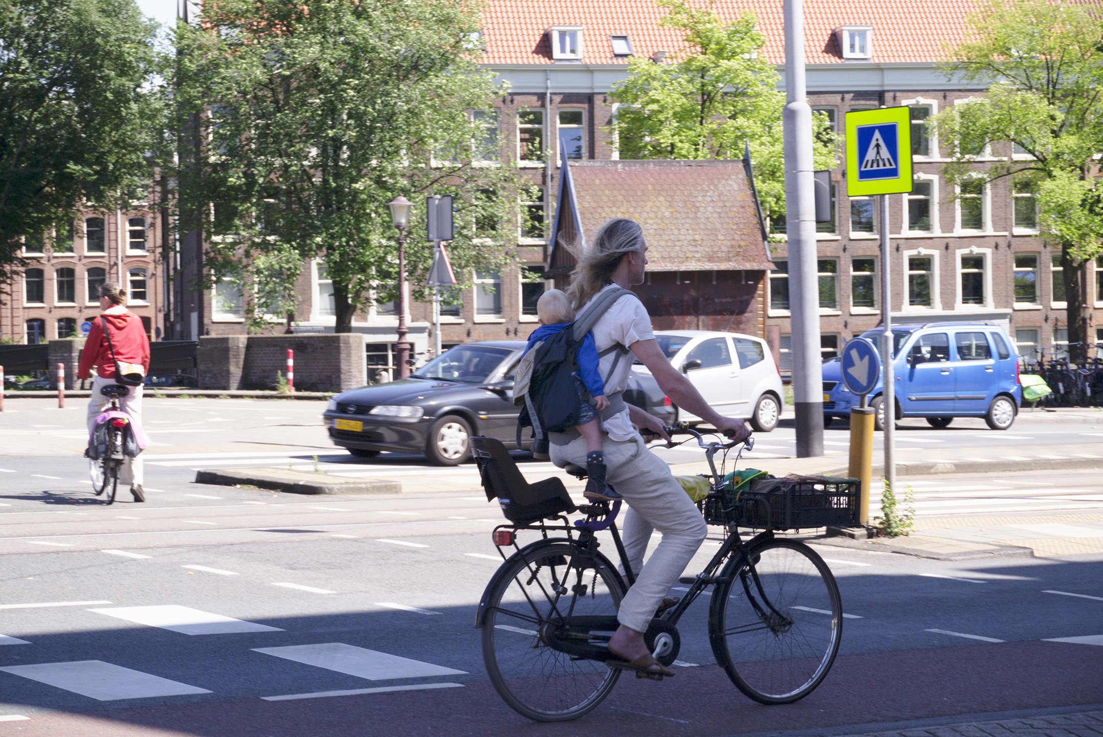 How to carry your child – Dutch style