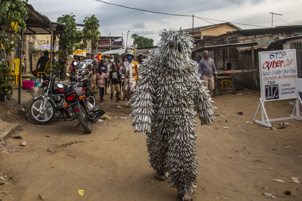 Flory Sinanduku performt SANTE PUBLIC, in plastic spuiten-pak in Kinshasa, Congo. Foto Azgard Itambo (1)