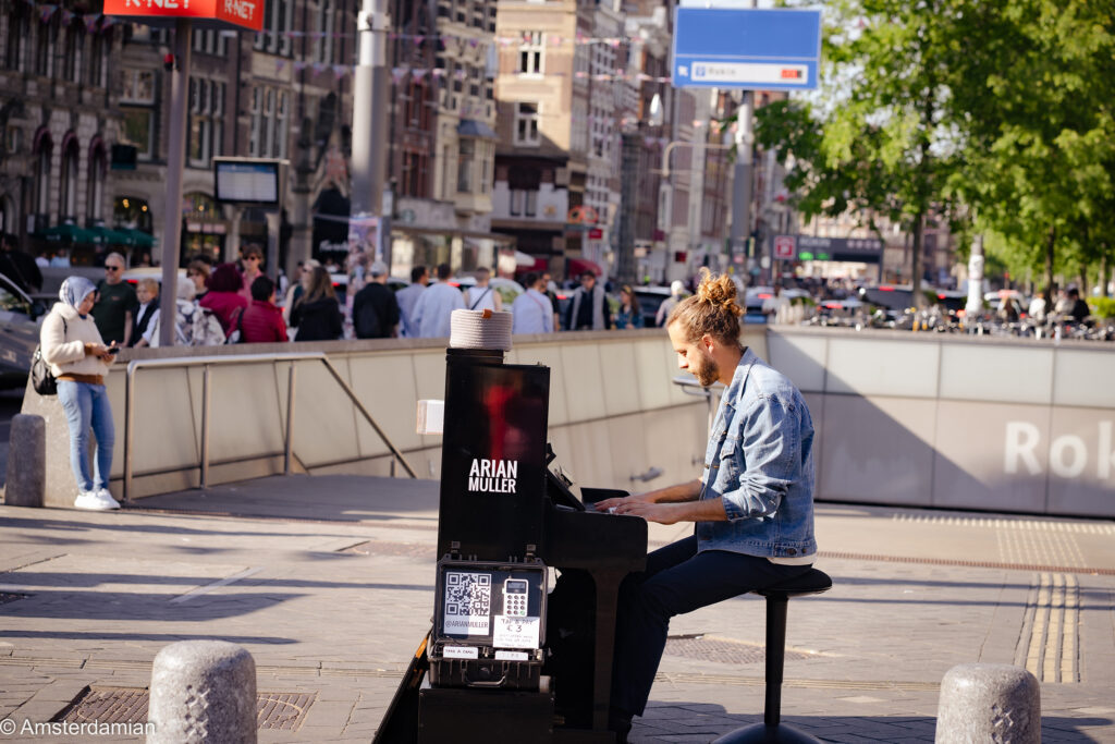 Arian Muller providing the musical background