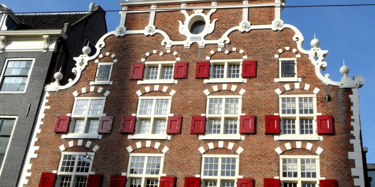 Emblematic Amsterdam: the Beauty of the Building Façades