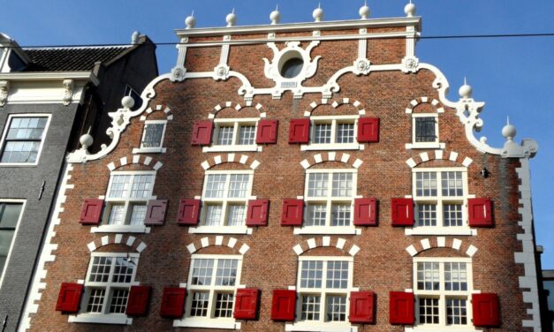 Emblematic Amsterdam: the Beauty of the Building Façades