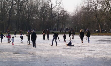 Skating on natural ice in Vondelpark