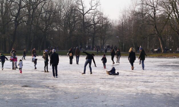 Skating on natural ice in Vondelpark
