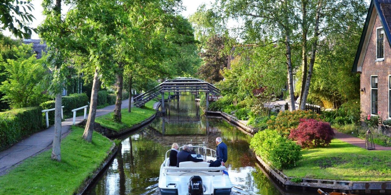 Visiting the Fairy-Tale Village of Giethoorn