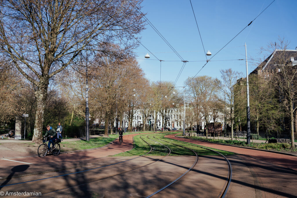 An intersection along the route from Vrouwen van Amsterdam