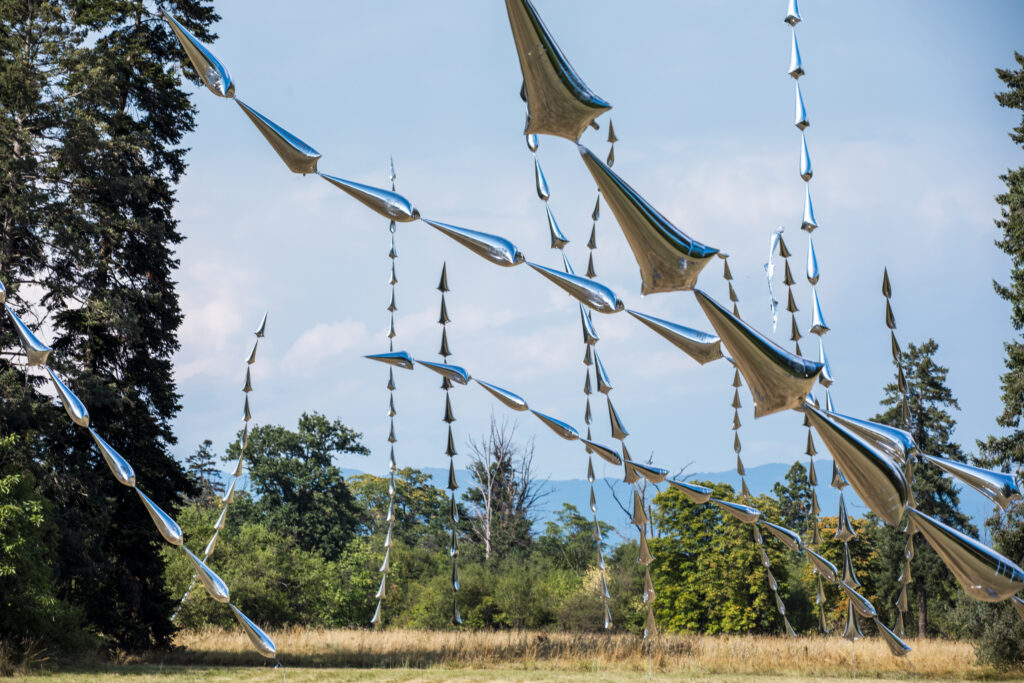 Steel Grass by Aérosculpture. Photograph by Sofia Lights