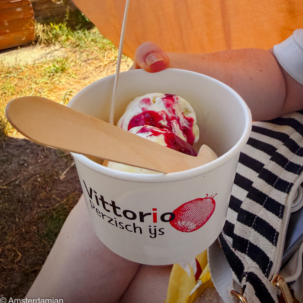 Vittorio perzisch ijs with berry sauce, held on a lap in the sunshine