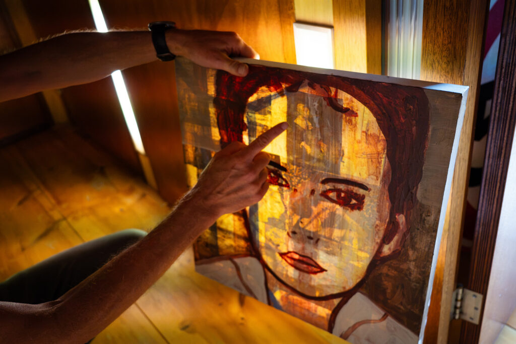 Eelco van Loenen interview - the artist showing us a hidden feature in the painting