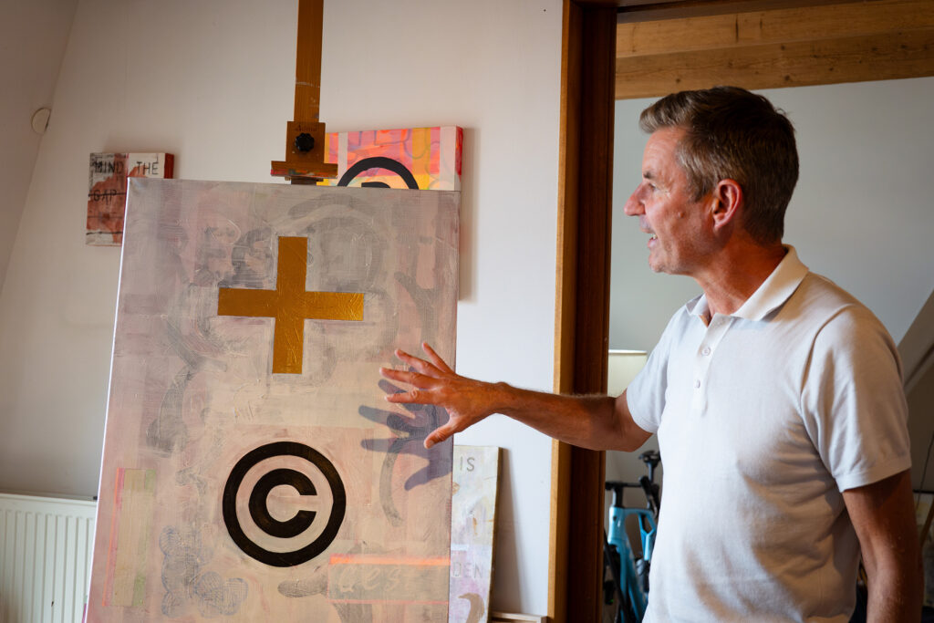 Eelco van Loenen discussing one of his paintings