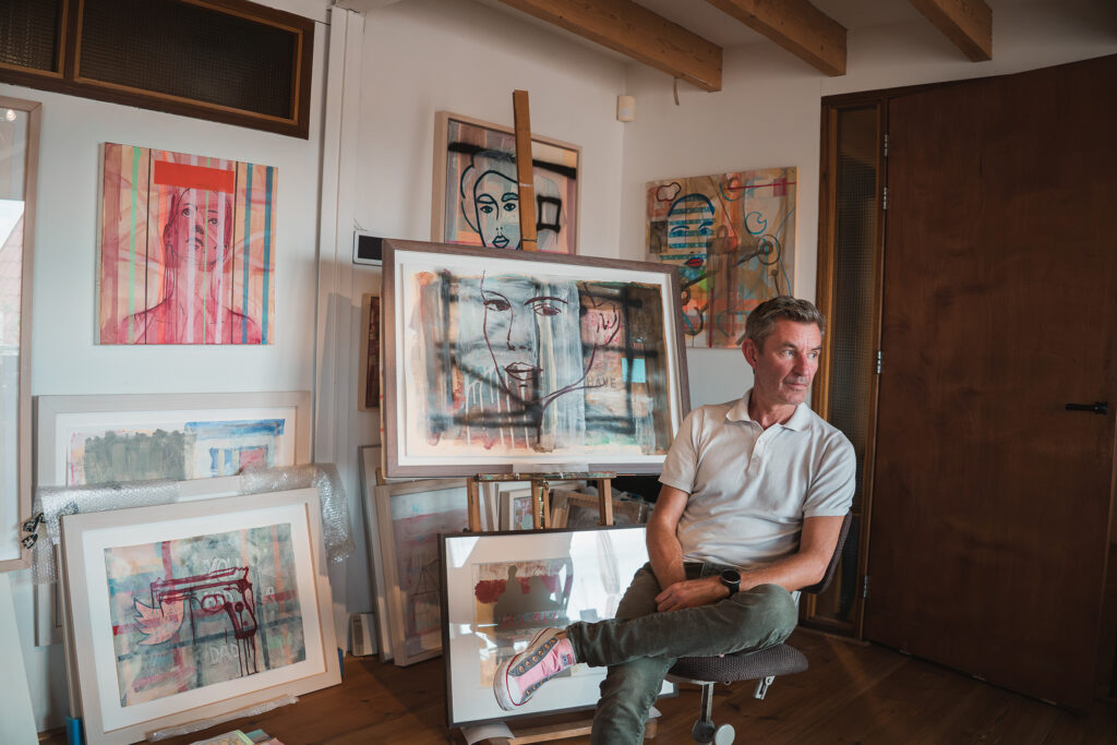 Eelco van Loenen interview - the artist posing with his art