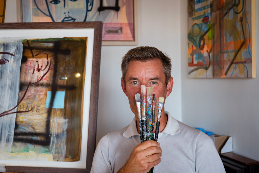 Eelco van Loenen interview - the artist posing with brushes