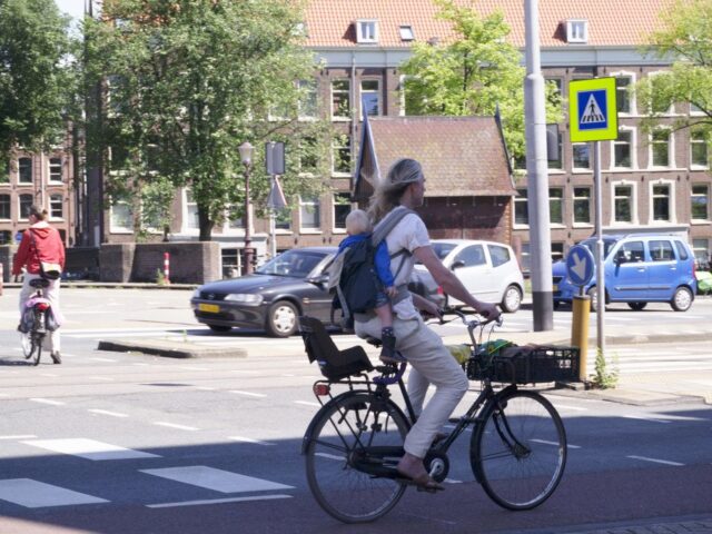 How to carry your child – Dutch style